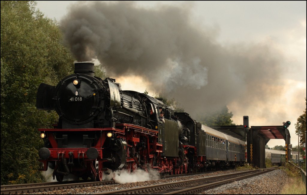 Hier nochmals 41 018 ft. 38 1301 mit dem IGE Z�glein bei der Regensburger Hafebr�cke. Gru� hierbei auch an die getroffenen Fotografen und die Tf! (18.09.2010)