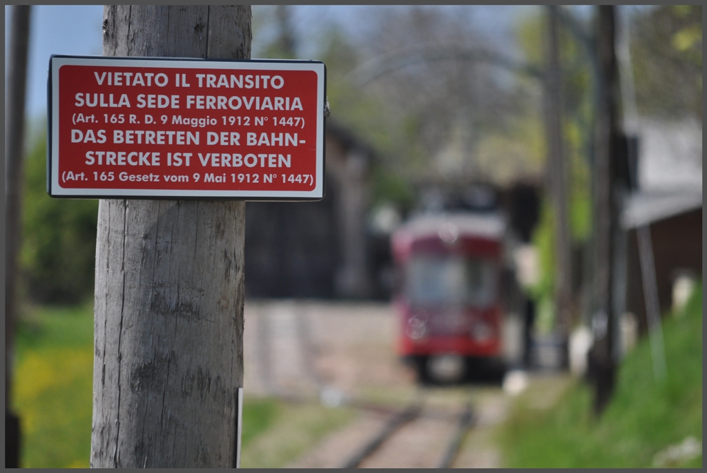 Hier nochmals der beinahe 100 jhrige Gesetzestext an einem hlzernen Fahrleitungsmast in Maria Himmelfahrt. (08.05.2012) minus 100Jahre plus 1 Tag.