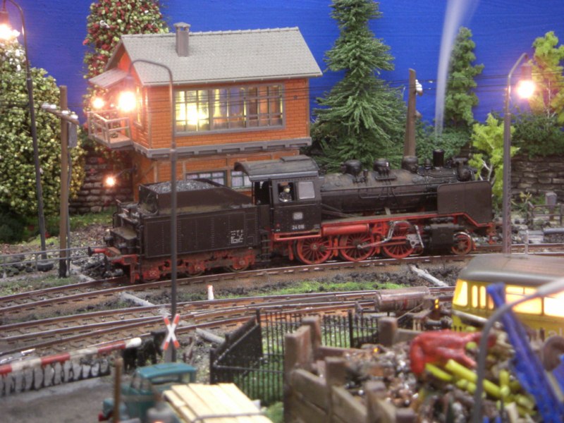 Hier nochmals die BR 24, diesmal auch mit Rauchsatz.