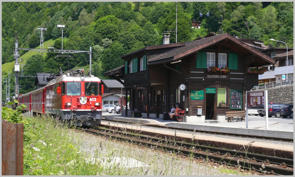 Hier nochmals die Ge 4/4 II 612 *Thusis* mit RE1041 in Klosters Dorf. (26.06.2010)