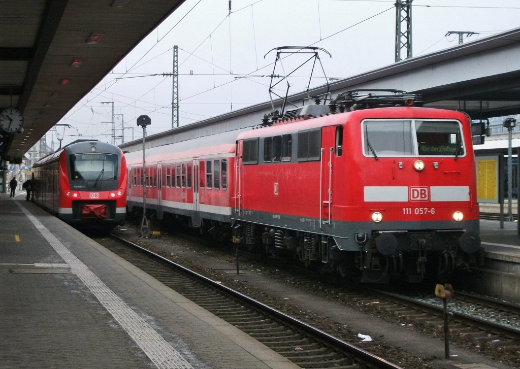 Hier nun das andere Foto: 111 057 und 111 168 am Zugschluss (nicht erkennbar) stehen am 15.Januar 2012 mit der RB 59637 nach Allersberg(Rothsee) im Nrnberger Hbf. Links steht noch 440 823 als RB 58790 nach Neustadt(Aisch).