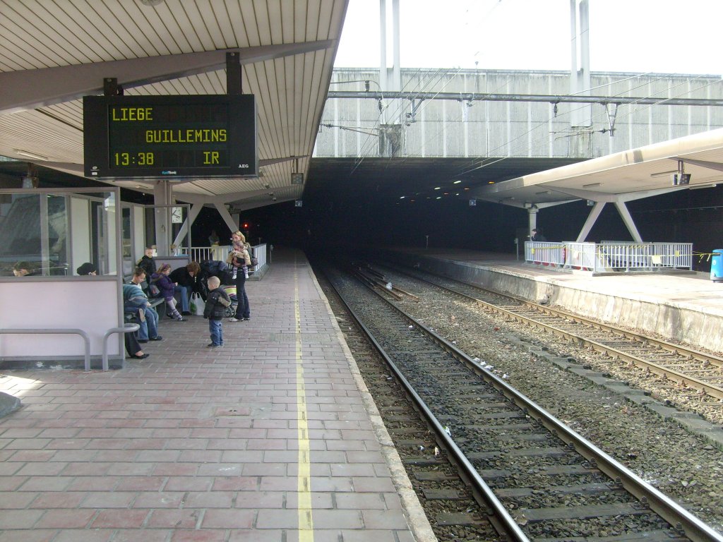 Hier nun die Ausfahrt des Bahnhofes Lige Palais in Richtung Lige Guillemins. Der Bahnhof liegt in der Nhe der Innenstadt und nur ein kurzer Zeit des Bahnsteiges verluft oberirdisch. Die sonstigen Einrichtungen befinden sich unterhalb der Gleise. Aufgenommen am 17.3.2010