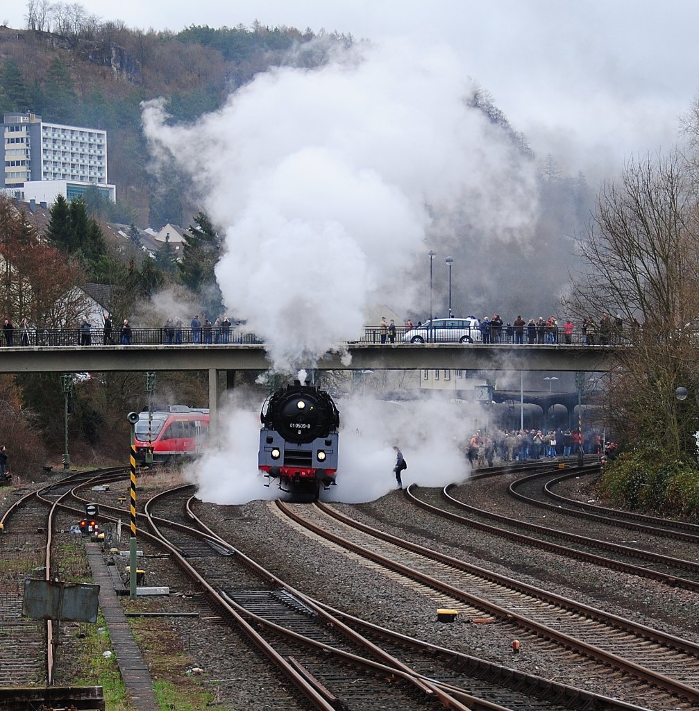 Hier nun das Bild, indem die lebensmden Fotografen im Dampf der 01 509 verschwunden sind. So gesehen bei der Ausfahrt aus Gerolstein.