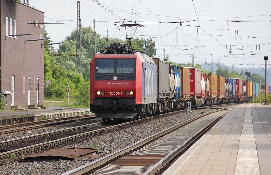 Hier nun die erste fr die SBB: 482 000-7 mit Aufliegern in Richtung Sden. Aufgenommen am 24.06.2011 in Eichenberg.