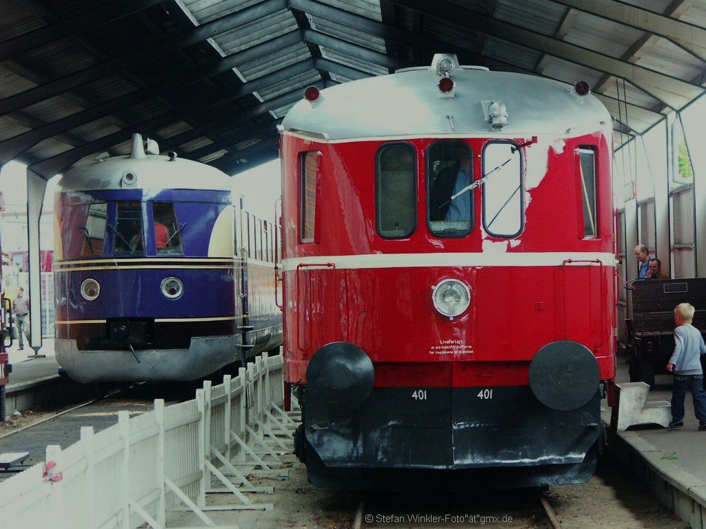 Hier nun etwas abgedunkelt das Foto der beiden 1935er Schnelltriebwagen aus D und DK zusammen in der Aussen-Bahnsteighalle des Bahnmuseums in Odense auf Fyn, DK.