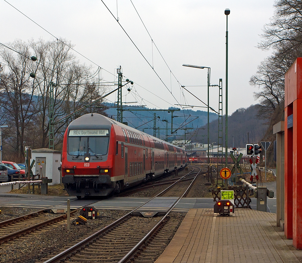 Hier nun in der Gegenrichtung - Steuerwagen voaus fhrt hier der RE 9 - RSX - Rhein Sieg Express (Umlauf 10922) Siegen - Kln - Aachen am 28.03.2013 durch Scheuerfeld (Sieg) in Richtung Kln.

Der Zugzielanzeiger ist hier falsch, denn hier geht es nicht nach Dortmund.