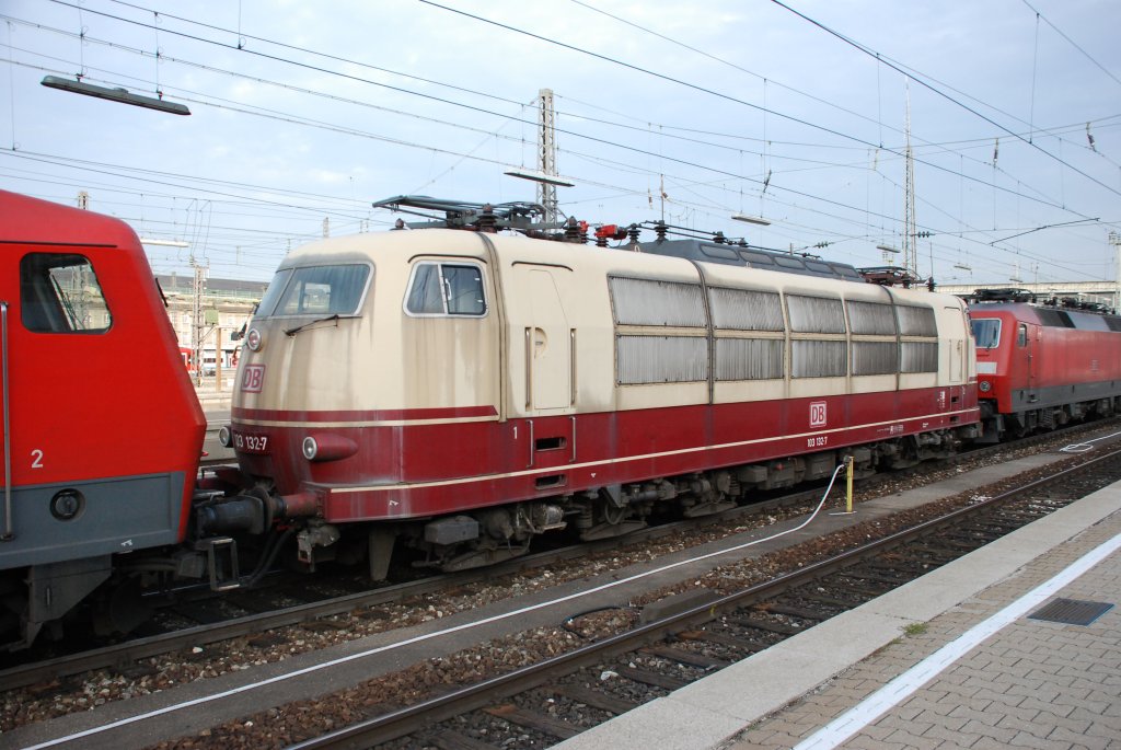 Hier nun mein persnliches Abschiedsbild der BR 103 132-7. Leider hat man sich dafr entschieden die Lok verschrotten zu lassen. Die Anreise nach Mnchen extra dafr hat sich total gelohnt! Bild vom 28.10.2009