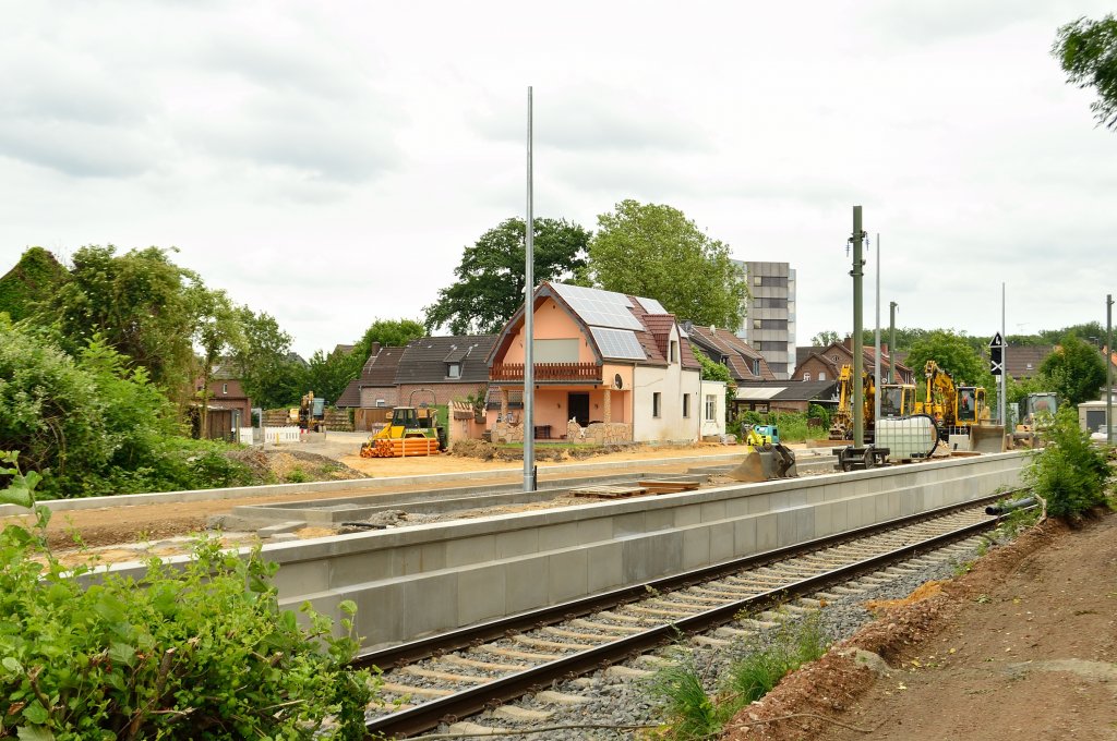 Hier in Oberbruch wird gerade der neue Bahnsteig gebaut. Seit geraumer Zeit wird an einer Wiederaufnahme des Personenverkehrs nach Heinsberg gebaut. Zu diesem Zweck werden berall neue Bahnsteige gebaut und die Strecke wird auch gleichzeitig auf elektrischen Betrieb umgestellt.22.6.2013