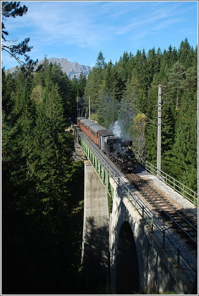 Hier der Panoramic 760 mit der Mh.6 am 3.Oktober 2010 auf der Kuhgrabenbrcke. Im Hintergrund erkennt man den mchtigen tscherbr.