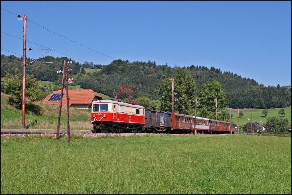 Hier der R 6809 bespannt von der wunderschnen 1099.002 bei der Durchfahrt der Haltestelle Mainburg, 08.09.2012