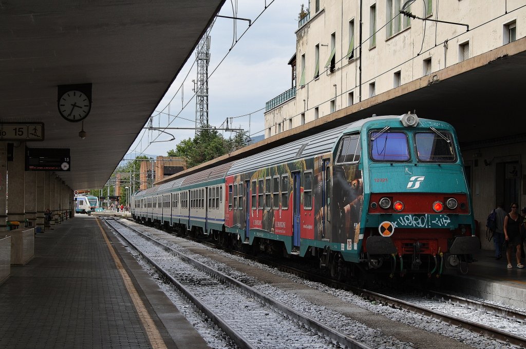 Hier R11657 von Firenze S.M.N. nach Arezzo, bei der Ausfahrt am 19.7.2011 aus Firenze S.M.N.