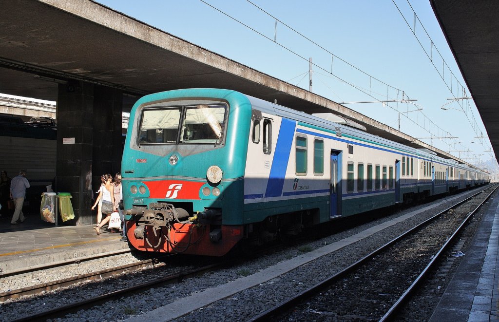 Hier R12161 von Roma Termini nach Cassino, dieser Zug stand am 15.7.2011 in Roma Termini. 