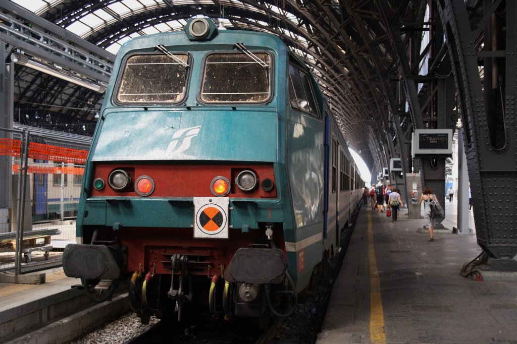 Hier R2191 von Milano Centrale nach Genova Brignole, dieser Zug stand am 11.7.2011 in Milano Centrale.