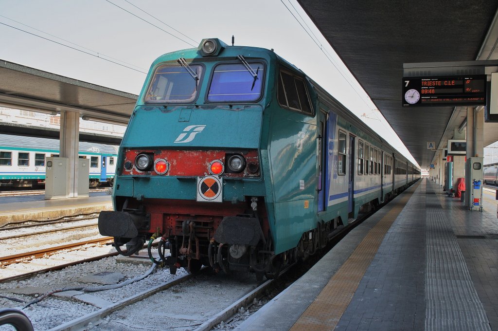 Hier R2205 von Venezia Santa Lucia nach	Trieste Centrale, dieser Triebzug stand am 14.7.2011 in Venezia Santa Lucia. 