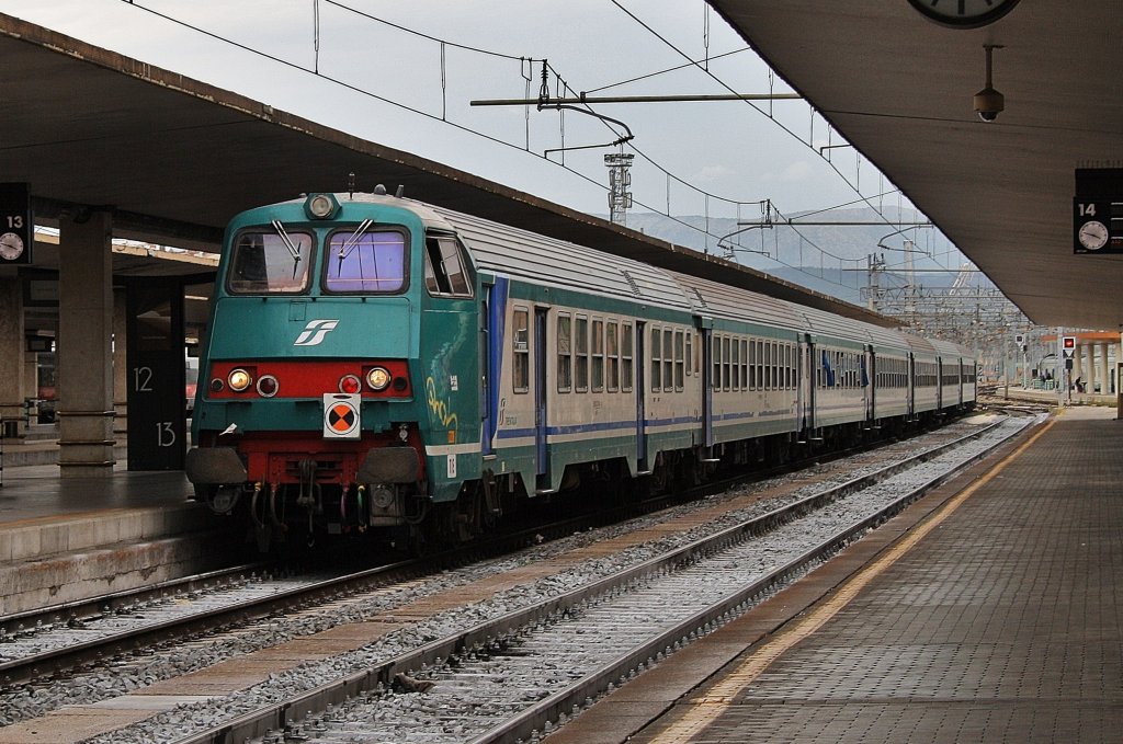 Hier R3065 von Lucca nach Firenze S.M.N., bei der Einfahrt am 19.7.2011 in Firenze S.M.N.