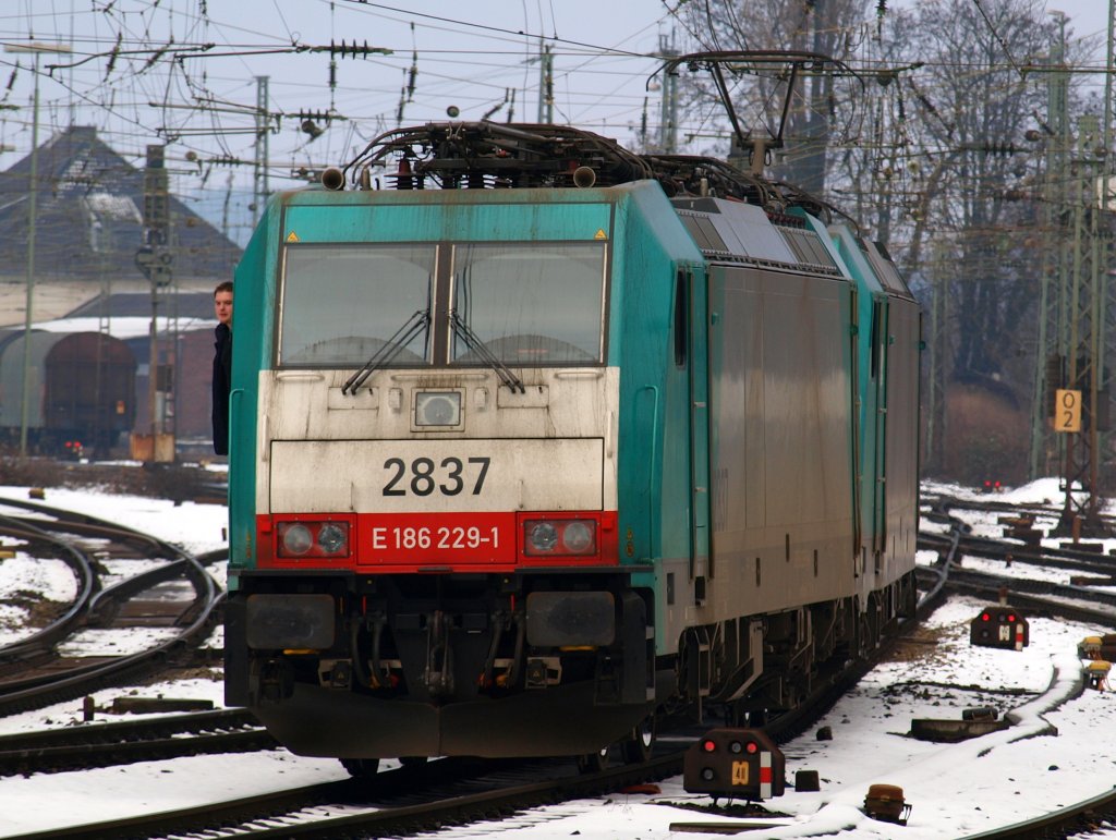 Hier rangieren die Cobras 186 210 und 186 229 am 03.02.2010 in Aachen West. Die Loks haben kurze Zeit vorher einen Kesselzug von Gremberg gebracht und fahren nun auf ein Abstellgleis.