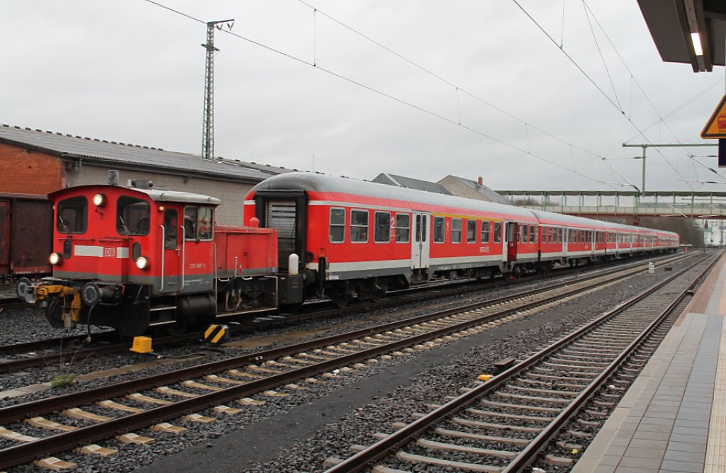 Hier rangiert eine Kf am 7.12.2011 einen ABn an einen n-Wagenzug in Gieen heran.