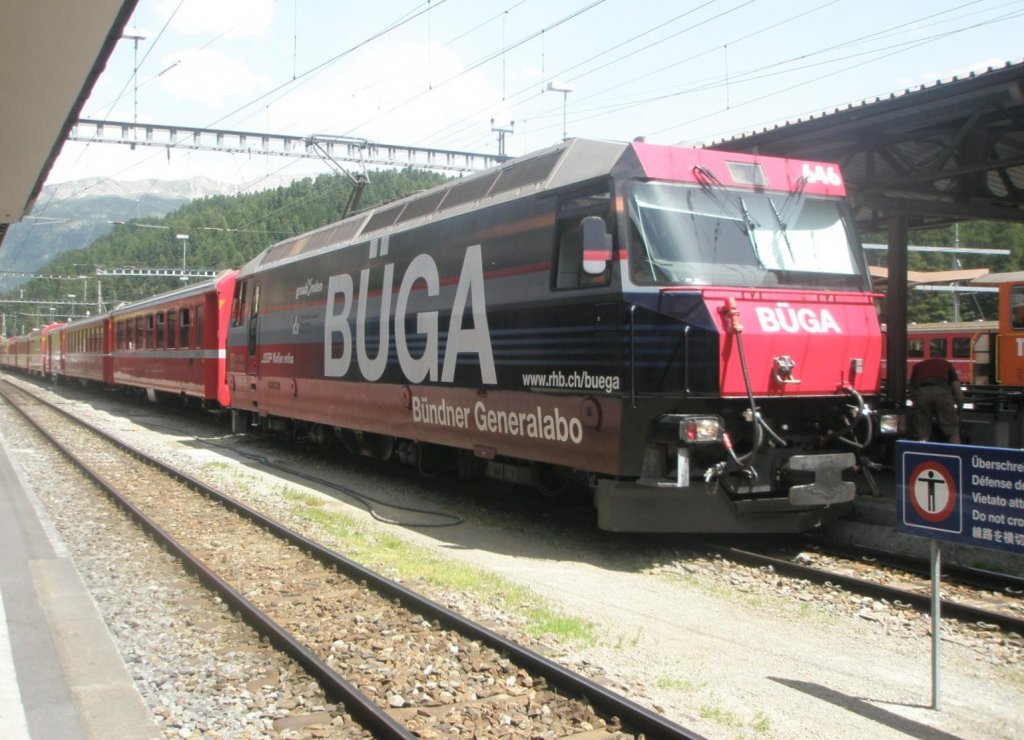 Hier eine RB nach St.Moritz, dieser Zug stand am 23.7.2009 in St.Moritz.