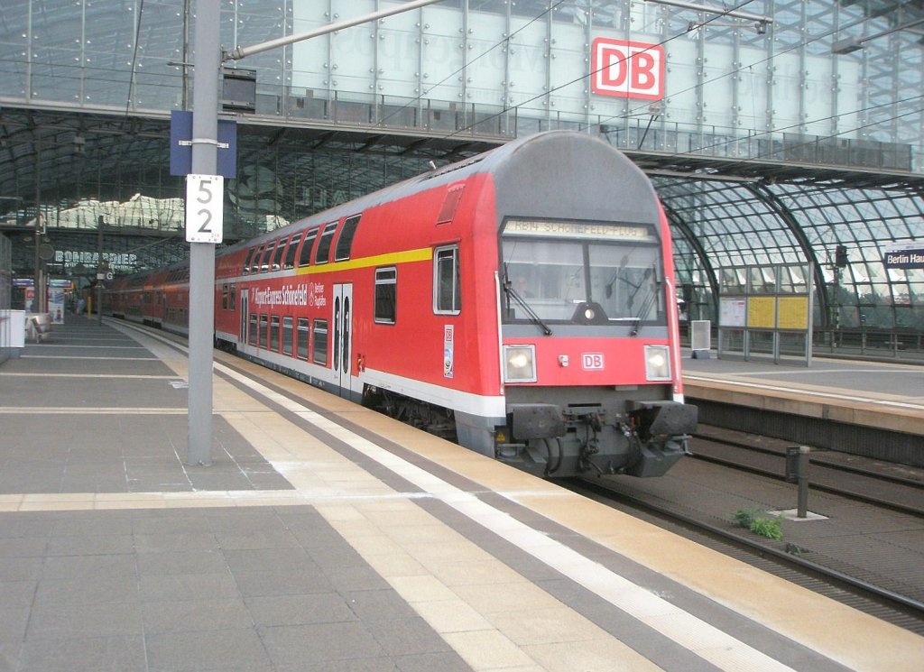 Hier eine RB14 von Nauen nach Berlin Schnefeld Flughafen, bei der Ausfahrt am 9.7.2011 aus Berlin Hbf.