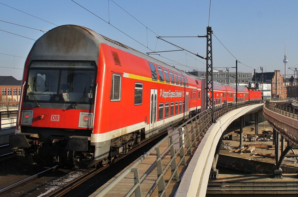 Hier eine RB14 von Nauen nach Berlin Schönefeld Flughafen, bei der Ausfahrt am 30.1.2012 aus Berlin Hbf.