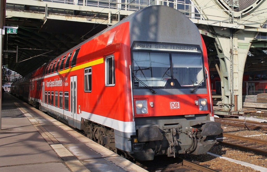 Hier eine RB14 von Nauen nach Senftenberg, bei der Ausfahrt am 29.10.2011 aus Berlin Ostbahnhof.