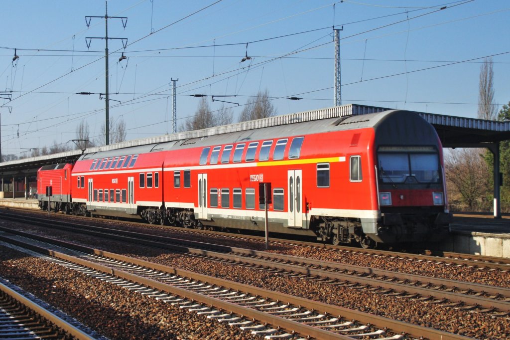 Hier eine RB14 (RB18562) von Senftenberg nach Berlin Schönefeld Flughafen, bei der Einfahrt am 6.2.2013 in Berlin Schönefeld Flughafen.