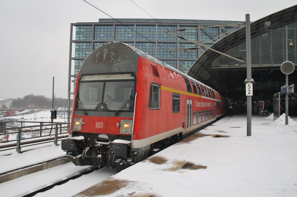 Hier eine RB14 (RB18917) von Nauen nach Berlin Schönefeld Flughafen, bei der Ausfahrt am 10.3.2013 aus Berlin Hbf. 