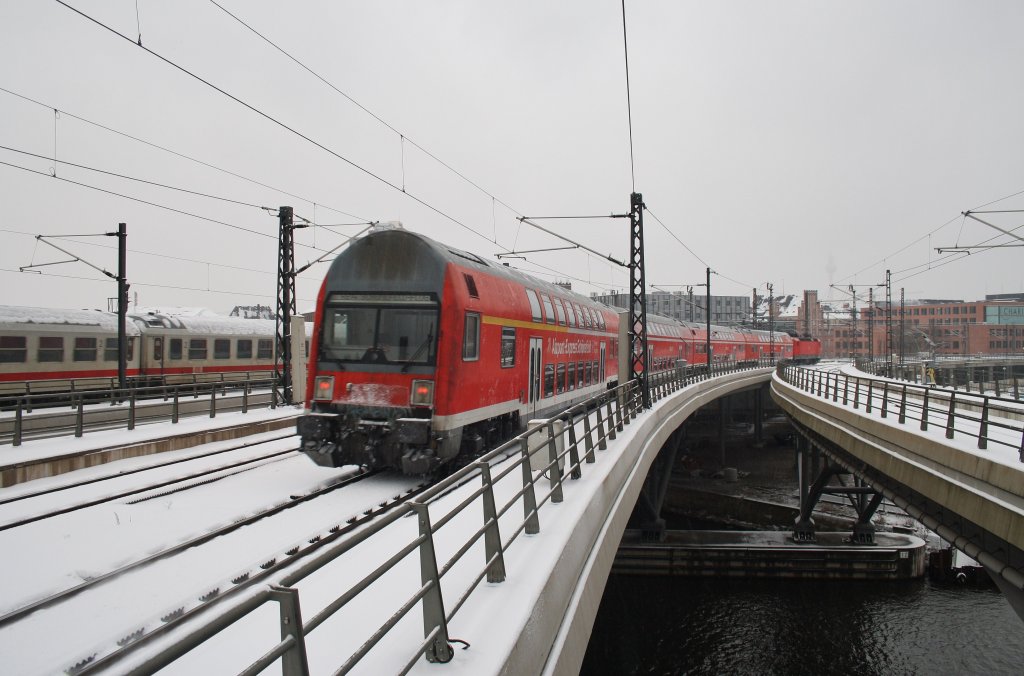 Hier eine RB14 (RB18919) von Nauen nach Berlin Schönefeld Flughafen, bei der Ausfahrt am 10.3.2013 aus Berlin Hbf. 