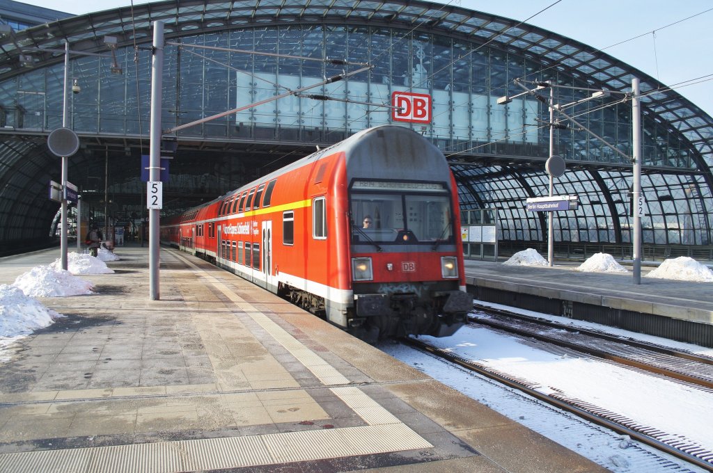 Hier eine RB14 (RB18921) von Nauen nach Berlin Schönefeld Flughafen, bei der Ausfahrt am 26.1.2013 aus Berlin Hbf. 