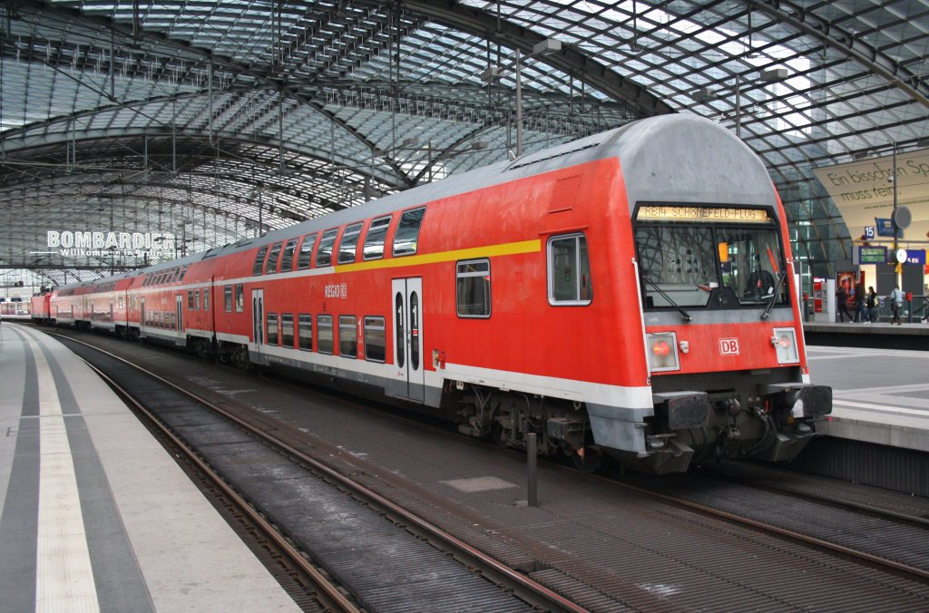 Hier eine RB14 (RB92915) von Berlin Hbf. nach Berlin Schönefeld Flughafen, dieser Zug stand am 27.4.2013 in Berlin Hbf.