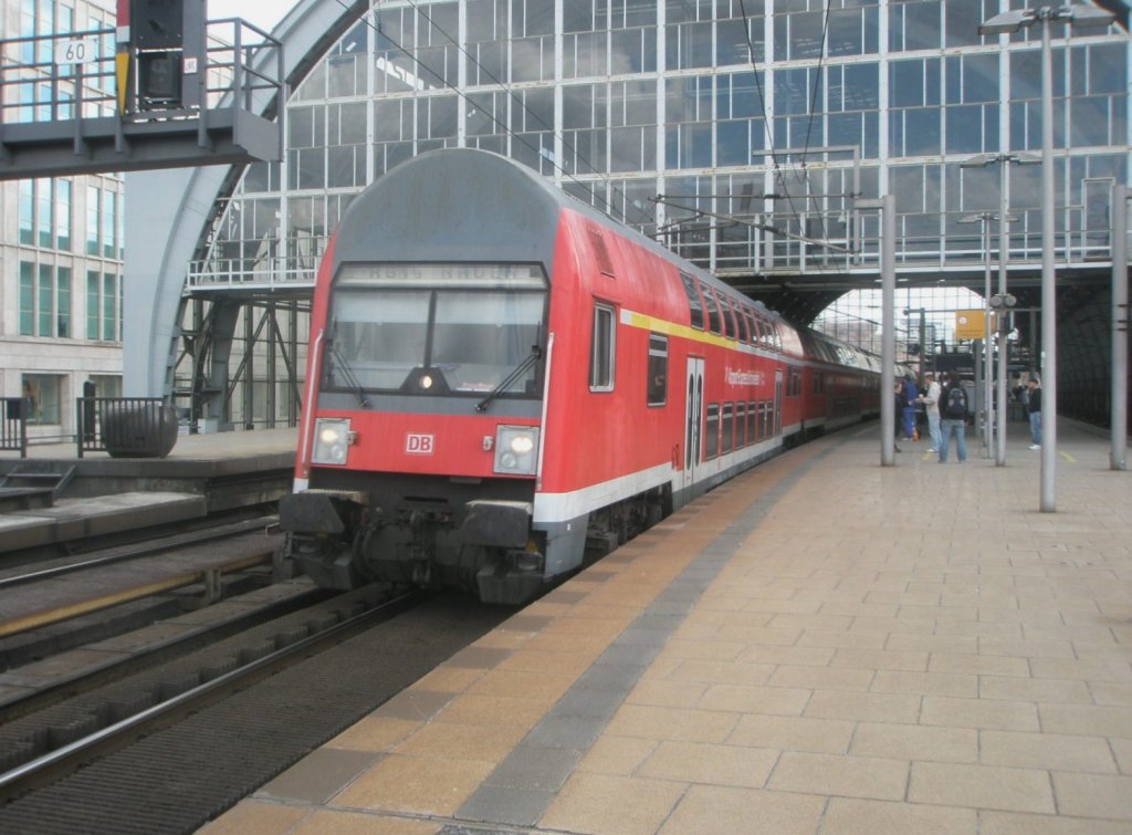 Hier eine RB14 von Senftenberg nach Nauen, bei der Ausfahrt am 1.4.2010 aus Berlin Alexanderplatz.