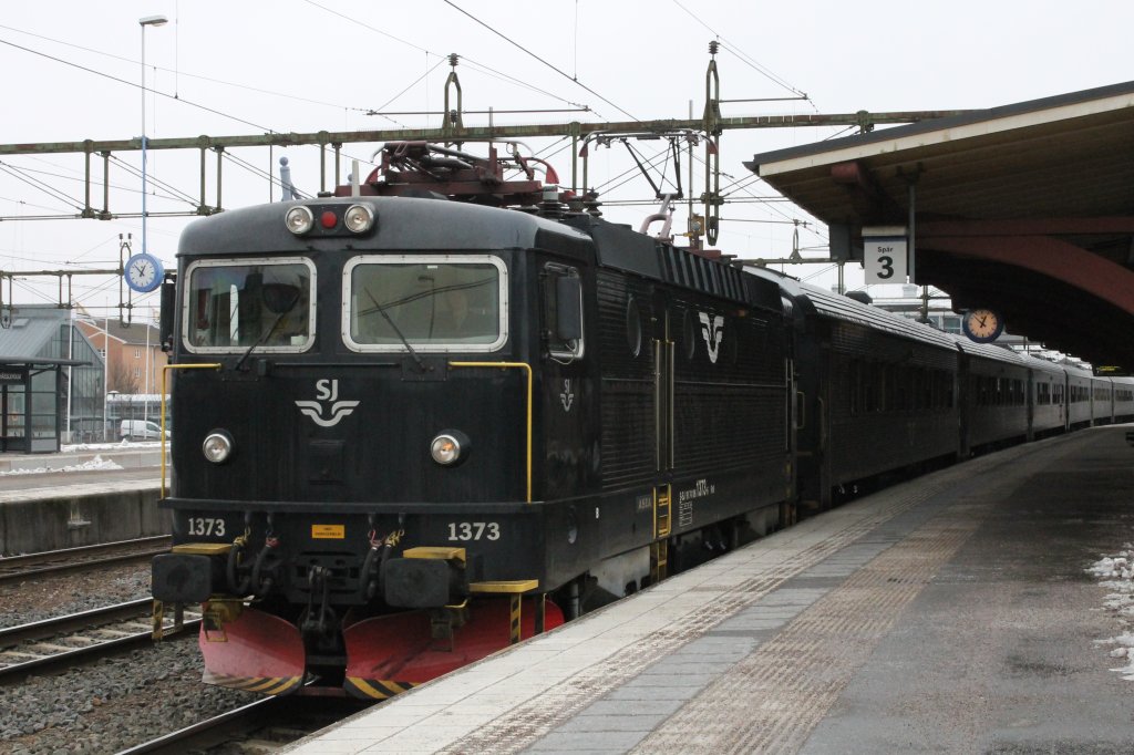 Hier Rc6 1373 mit  IC-zug 201 von Stokholm nach Malm, hier am Hssleholm C. 9-3-2012 