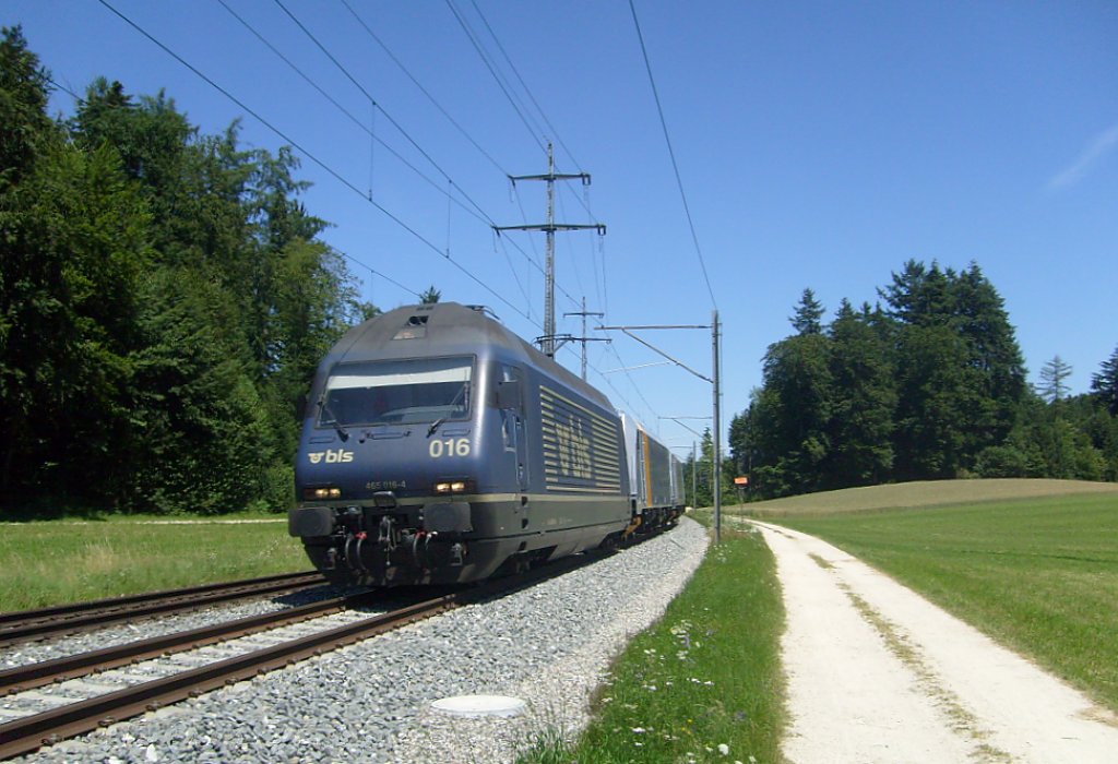 Hier ist eine Re 465 der BLS mit zwei silbernen Railpool 186er am 3.7. auf dem Weg Richtung Bern zwischen den Bahnhfen Lyssach und Hindelbank.
