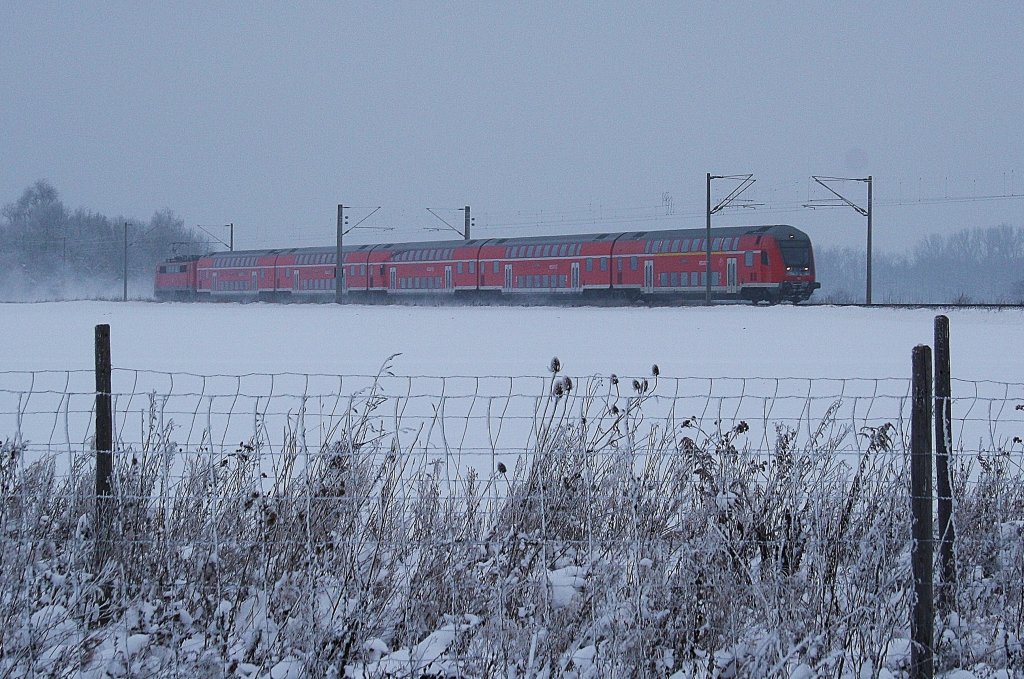 Hier der RE nach Mnchen mit 111 -.- am 04.10.2010 in Kfering.