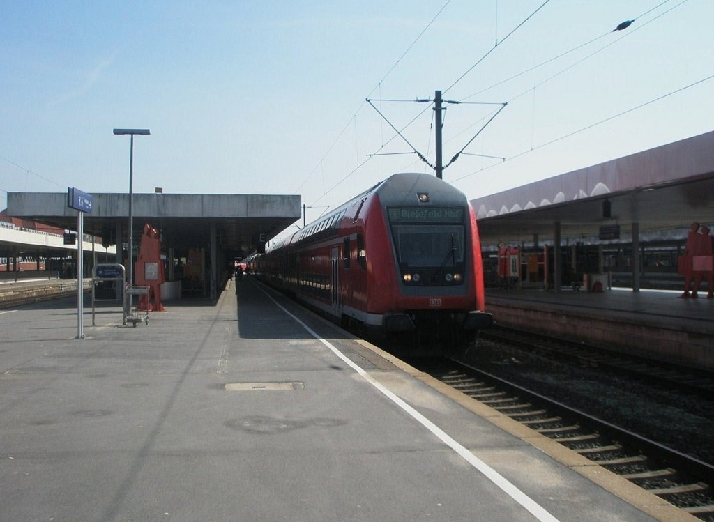 Hier RE14210 von Braunschweig Hbf. nach Bielefeld Hbf., bei der Ausfahrt am 7.4.2010 aus Hannover Hbf. 