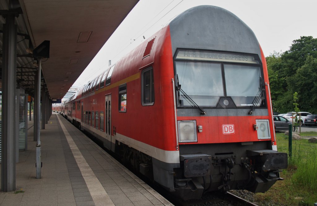 Hier RE18591  Warnemnde-Express  von Warnemnde nach Berlin Hbf.(tief), dieser Zug stand am 15.6.2013 in Warnemnde. 