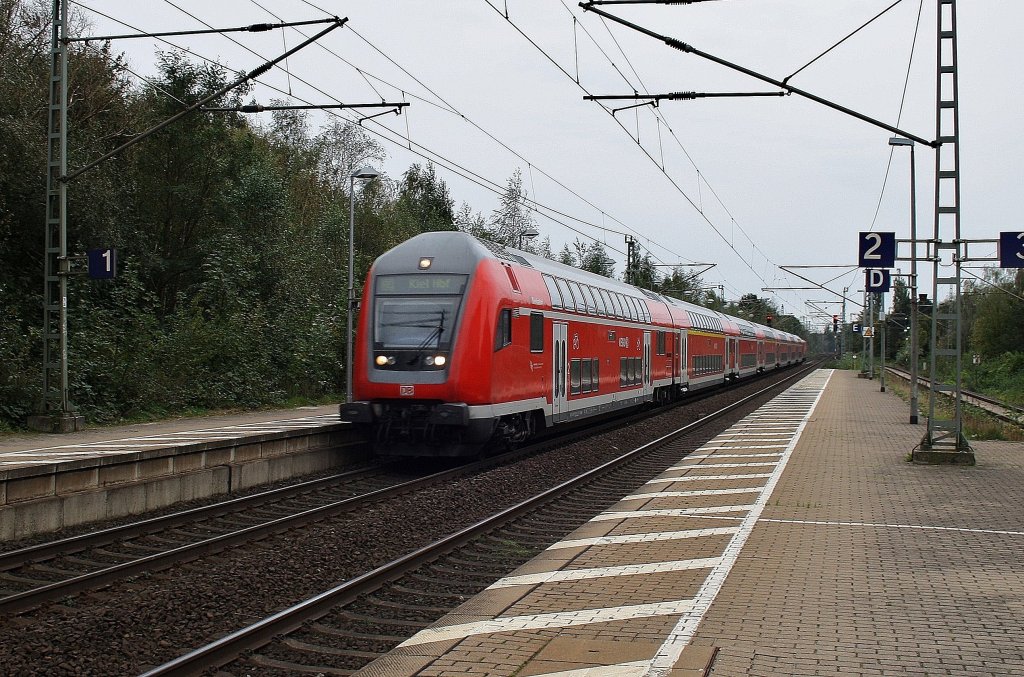 Hier RE21024 von Hamburg Hbf. nach Kiel Hbf., bei der Einfahrt am 9.10.2011 in Elmshorn.