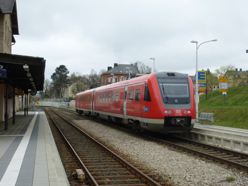 Hier der RE3025 (VT 612 566) von Würzburg Hbf. nach Hof Hbf. am 28.04.2013 im Bahnhof von Schwarzenbach an der Saale (Oberfranken). 
