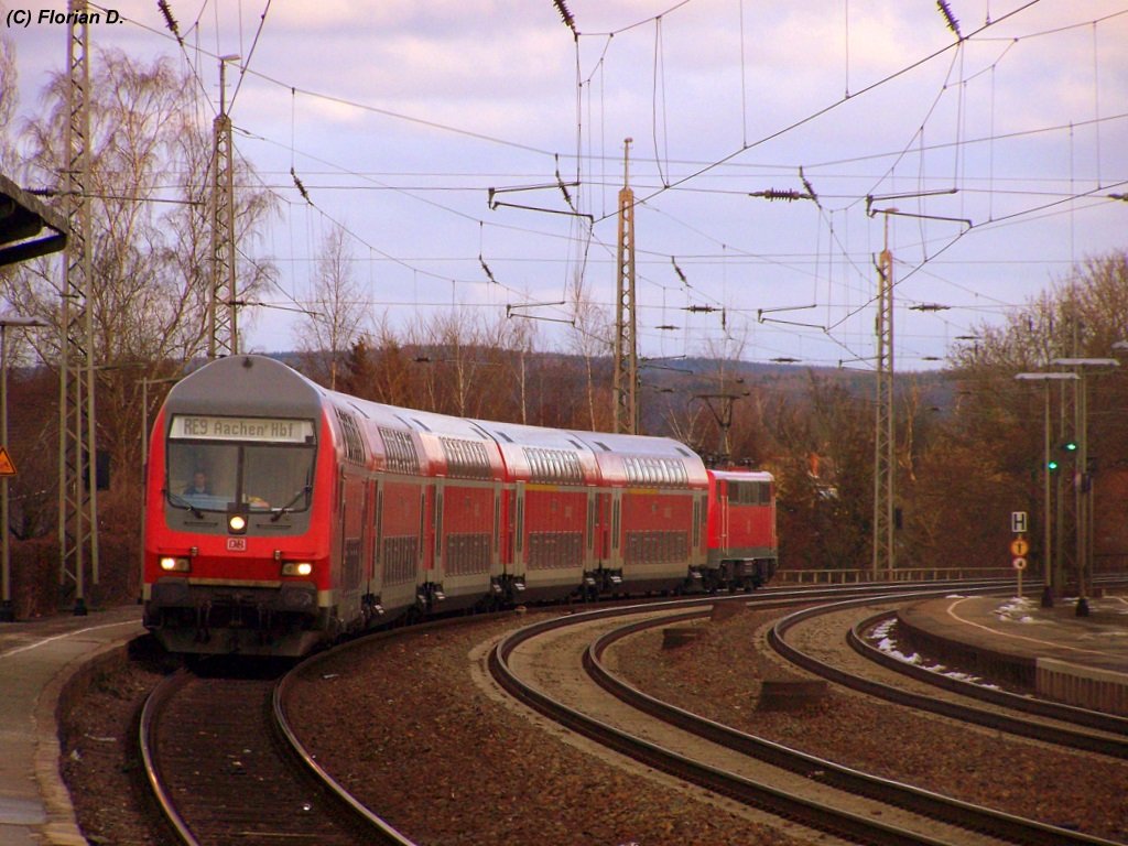 Hier der RE9 (4872) aus Siegen kommend, mit einem 761.2 Steuerwagen voraus, bei der Einfahrt von Eschweiler Hbf am 21.02.2010
