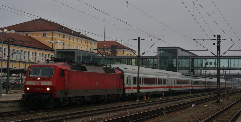 Hier in Regensburg Hbf der IC 2024 mit 120 108 -6 am 03.11.2010 .