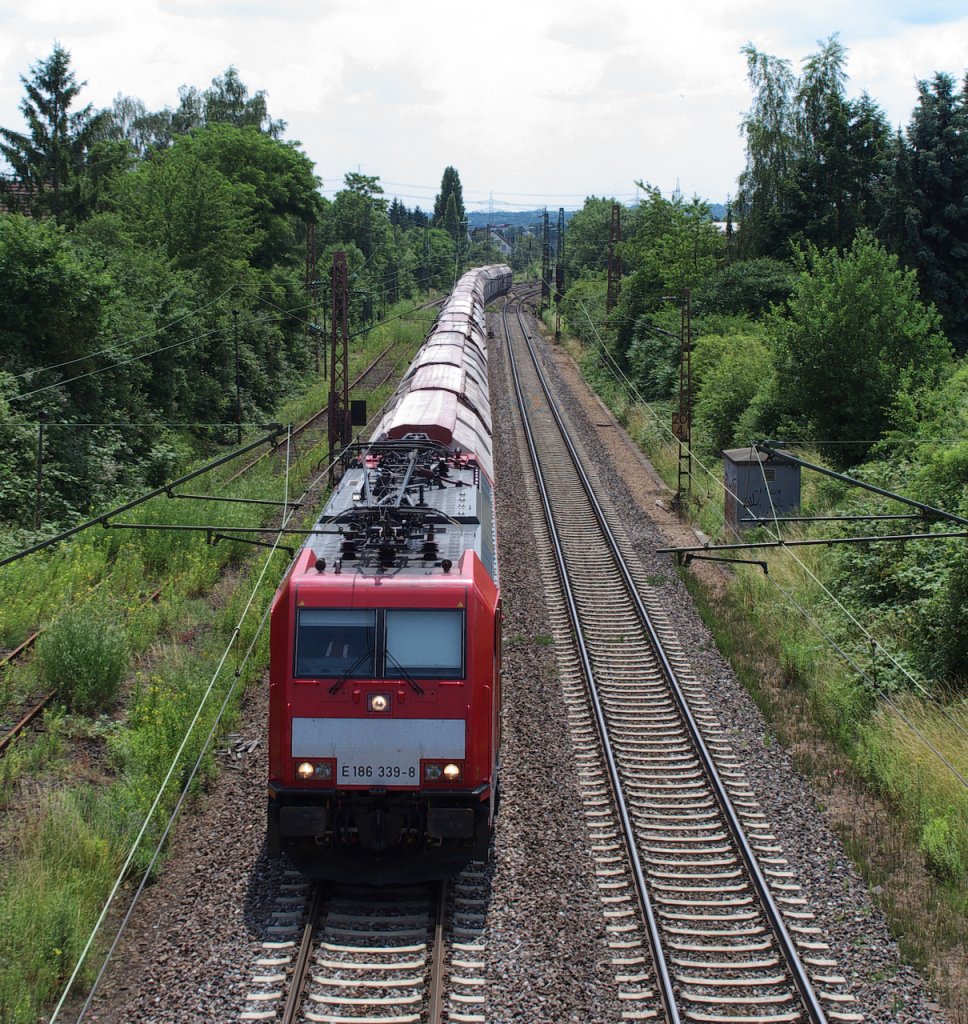 Hier rieselt nicht sondern es rollt der Kalk - Beim Warten in Ensdorf auf den Pilgerzug kam uns aus der hochstehenden Sonne der Kalkzug Auersmacher - Dillingen/Hochofen mit E 186 339 vor die Linse.
So kurz vor 14.00 Uhr knallte die Sonne ganz schn ordentlich aber es ist ja schlielich Sommer.
06.07.2013 - KBS 685 - Bahnstrecke 3230 Saarbrcken - Karthaus