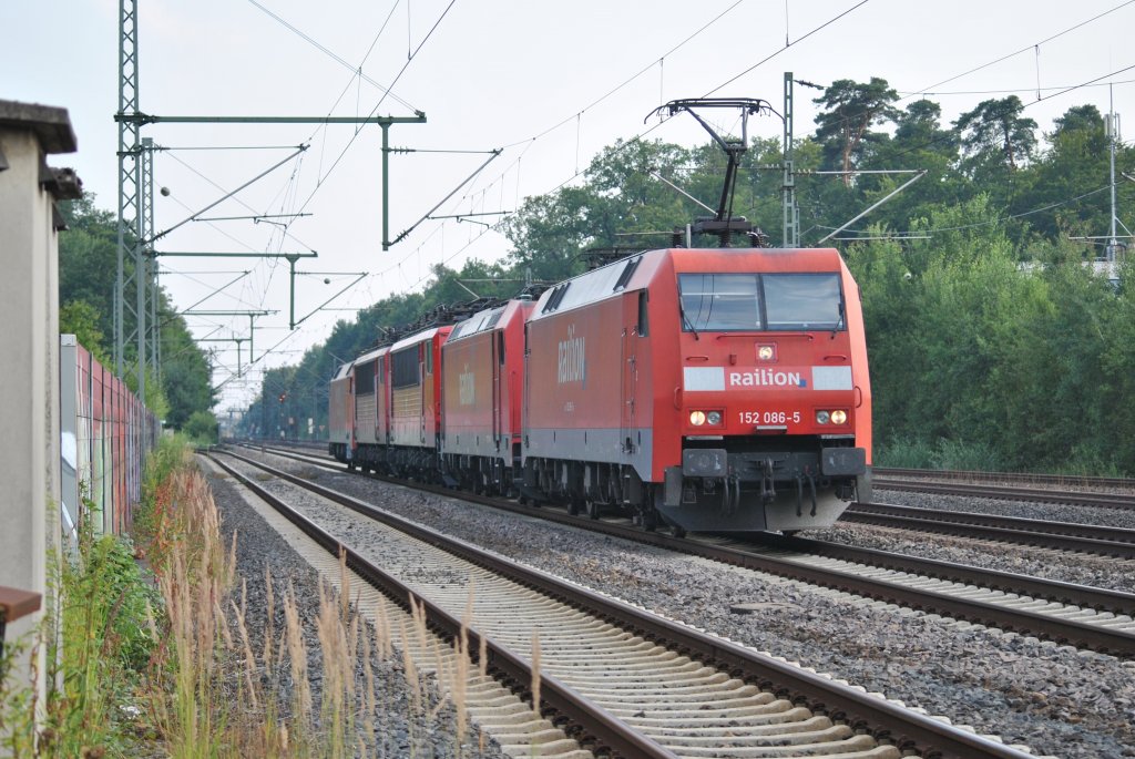 Hier rollt geballte Power! 4 Lokomotiven werden von 152 086-5 nach Frankfurt am Main berfhrt. Hier durchfhrt der Lz den Bahnhof von Dreieich-Buchschlag. Aufgenommen am 26.07.2012.