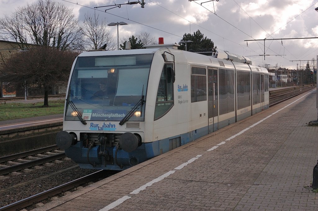 Hier ist der RTB-Triebwagen VT 6.011.1 als RB39 beim Verlassen des Rheydter Hbf  . Samstag den 2.2.2013