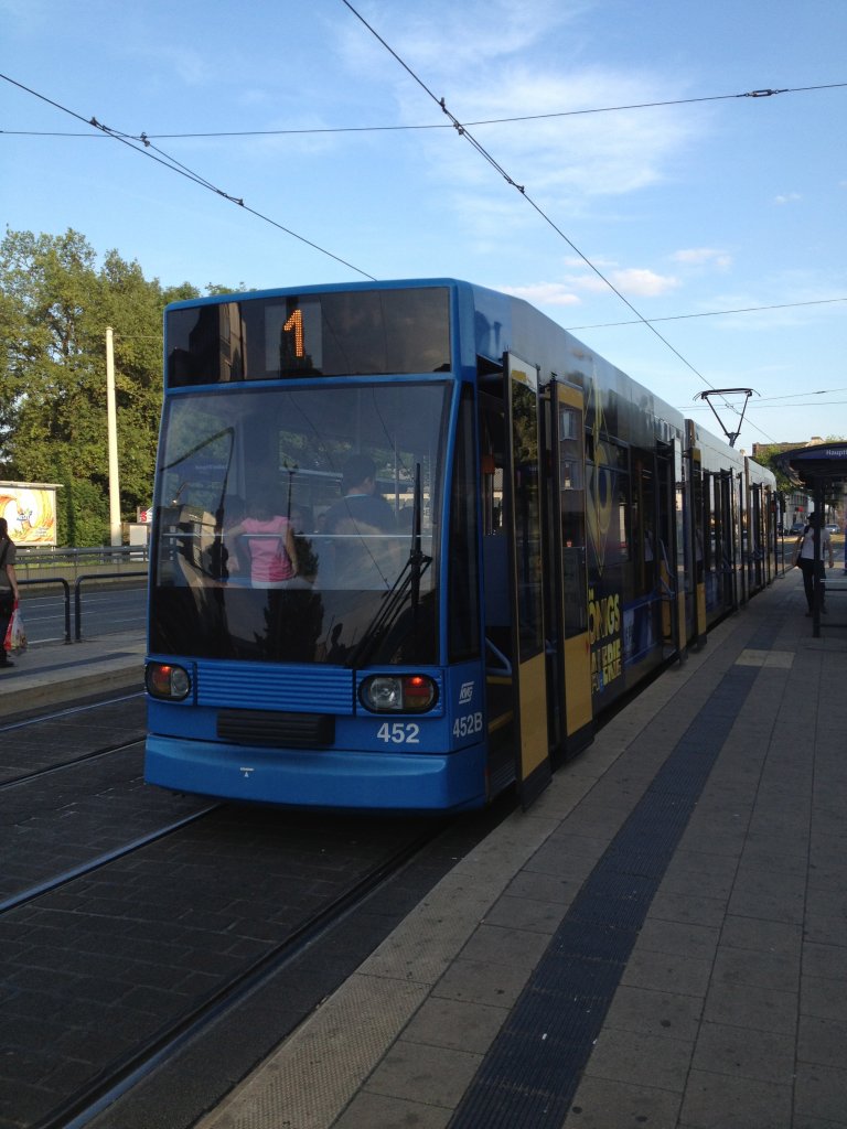 Hier die Rckansicht einer Strassenbahn der Linie 1 in Kassel am 2.7.13 in der Haltestelle  Hauptfriedhof .