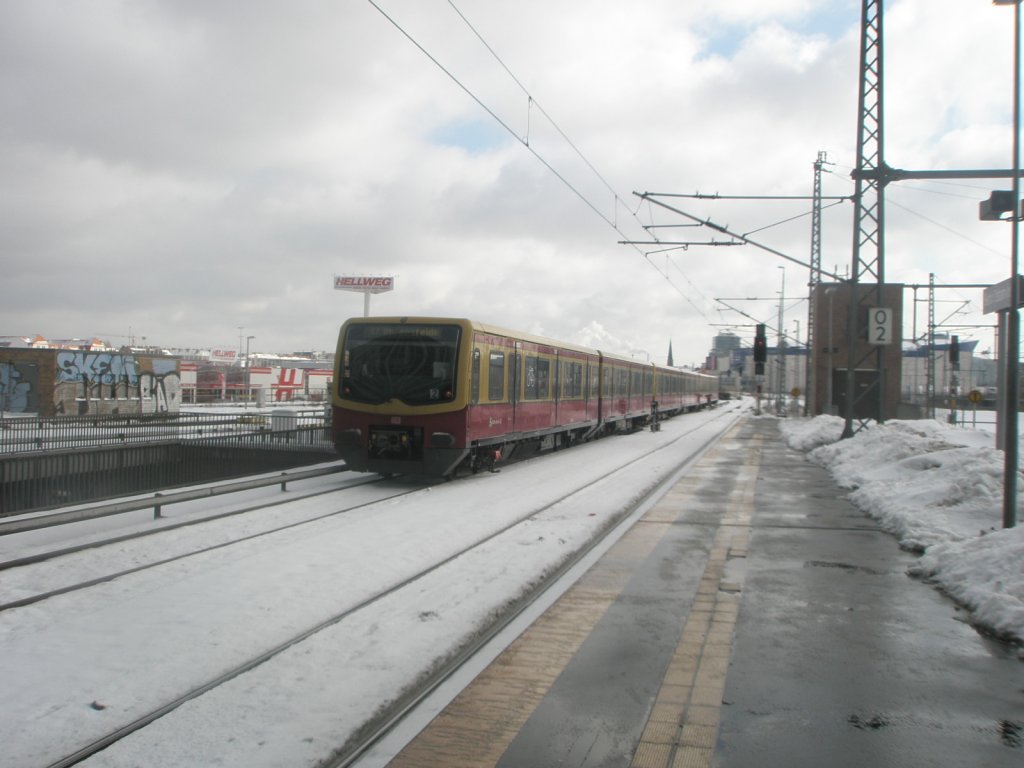 Hier eine S5 von Berlin Westkreuz nach Strauberg Nord, bei der Ausfahrt am 3.2.2010 aus Berlin Ostbahnhof.