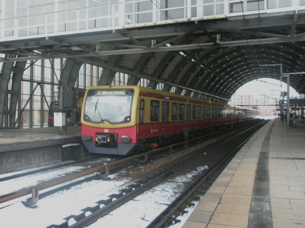 Hier eine S7 von Potsdam Hbf. nach Ahrensfelde, bei der Einfahrt am 3.2.2010 in Berlin Alexnaderplatz.