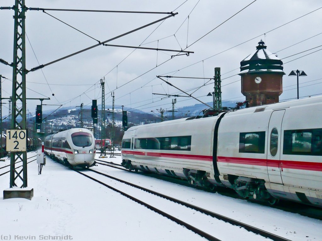 Hier in Saalfeld (Saale) begegnen sich aufgrund der jeweiligen Verspätungen gerade die beiden ICEs 1608 nach Berlin Gesundbrunnen (links) und 1509 nach München Hbf (rechts). Während ICE 1608 hier über Gleis 5 nur durchfährt, ist ICE 1509 noch mit der Fahrgastaufnahme beschäftigt. (13.02.2010)