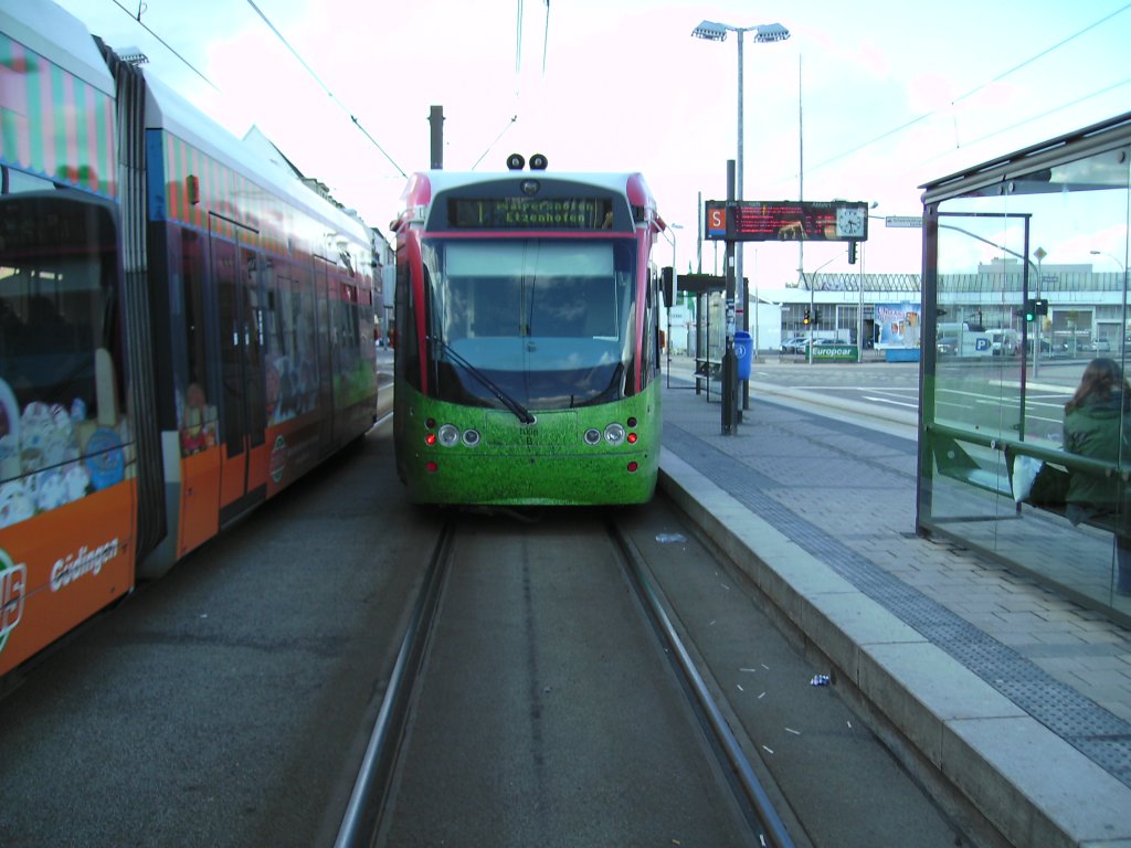 Hier ist die Saarbahn am Saarbrcker-Rmerkastel zu sehen. Die Aufnahme des Fotos war am 06.03.2010. Das Betreten der Gleise ist erlaubt, da das Foto in entgegengesetzter Richtung Fotografiert wurde.