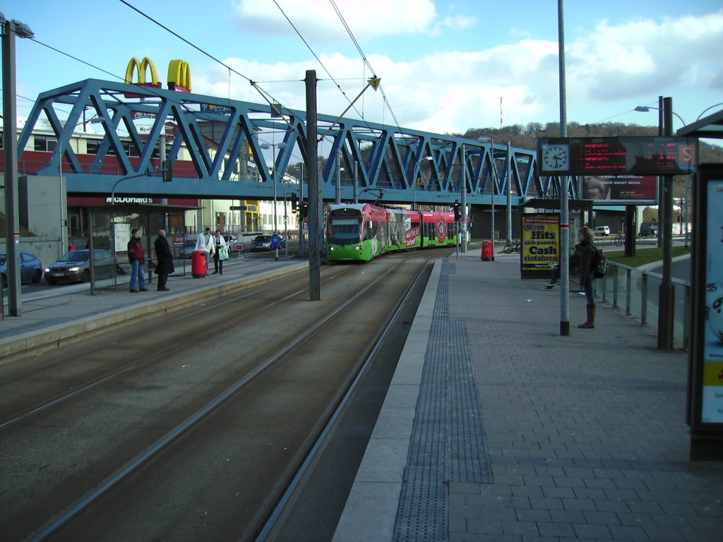 Hier ist die Saarbahn am Saarbrcker-Rmerkastel zu sehen. Die Aufnahme des Fotos war am 06.03.2010.