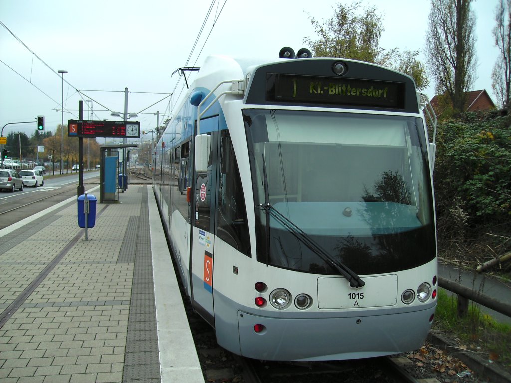 Hier ist eine Saarbahn an der Haltestelle Siedlerheim zu sehen. Die Aufnahme des Fotos war der 30.10.2009.